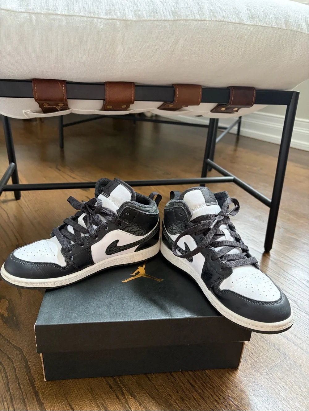 Air Jordan 1 Mid SE “Panda Elephant” (GS)